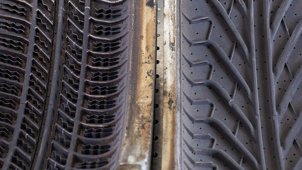 laser cleaning machine cleaning rubber tire