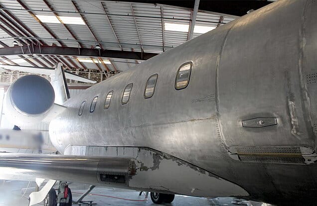 Flugzeug_vollständig_von_Farbe_entfernt
